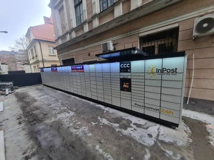 Paczkomat WRO88M W uliczce pomiędzy kamienicami