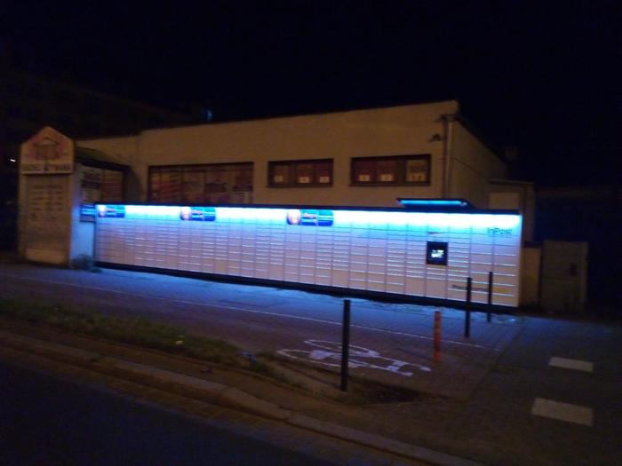 Paczkomat WRO93M Przy sklepie odzieżowym.