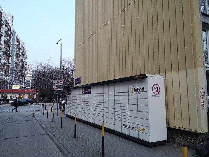Paczkomat WRO95M Przy budynku mieszkaniowym