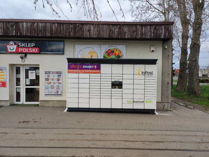 Paczkomat WRTQ01BAPP przy sklepie spożywczym