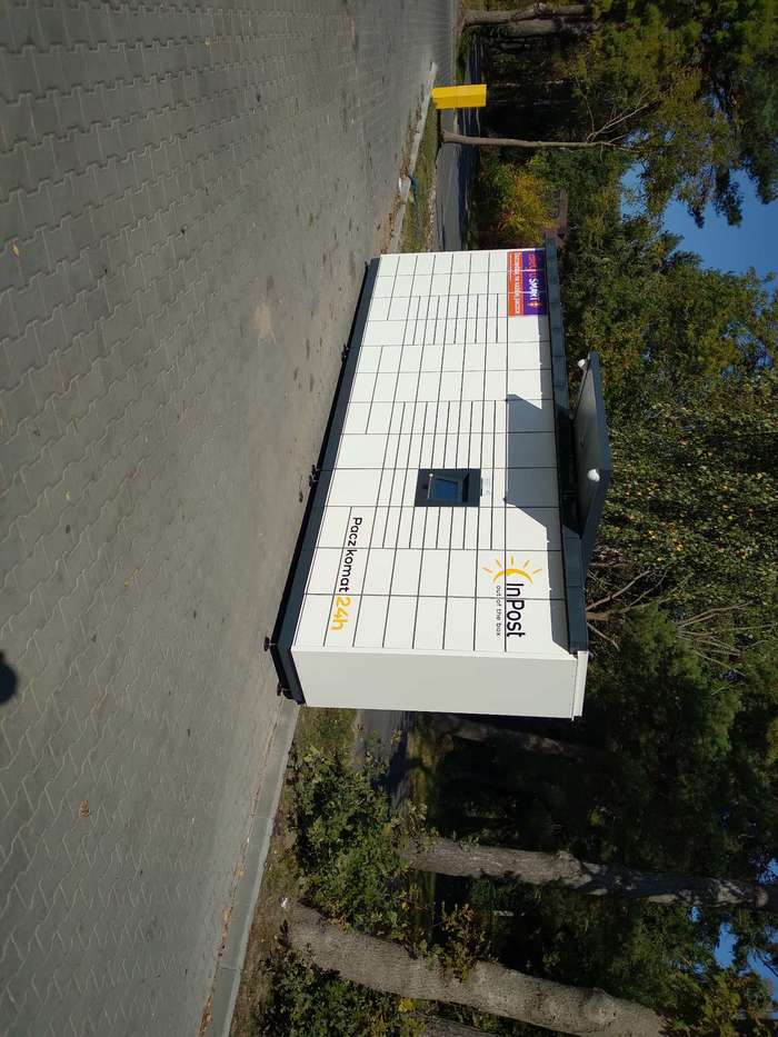 Parcel Locker WRX01M Na parkingu przy sklepie Od i Do
