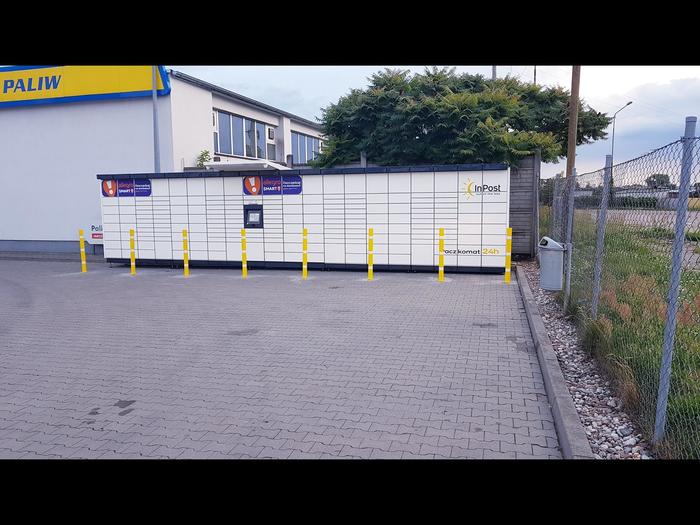 Paczkomat WRZ02M Przy sklepie Lidl.