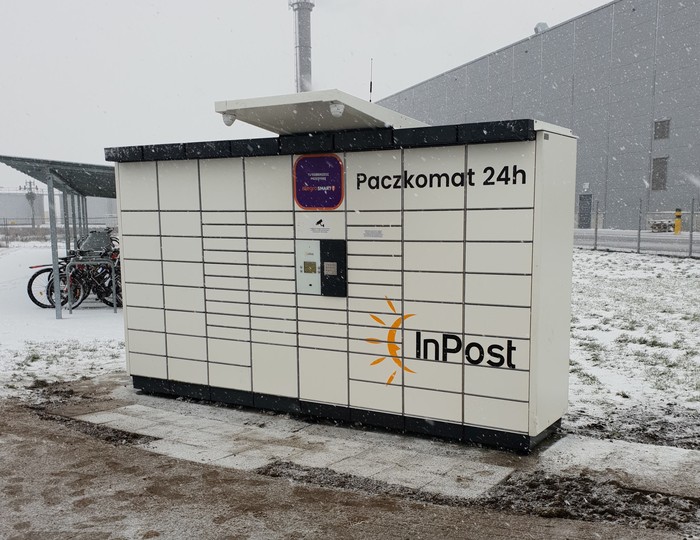 Paczkomat WRZ03N Na parkingu przy zakładzie Volkswagen