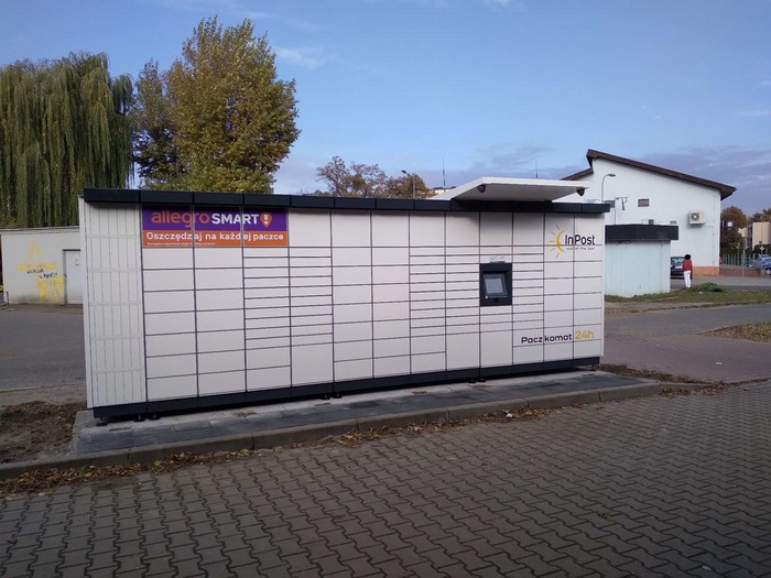 Paczkomat WRZ06M Na parkingu marketu Netto
