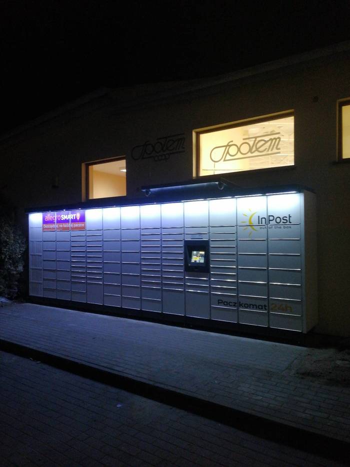 Paczkomat WRZ12M Przy sklepie Społem.