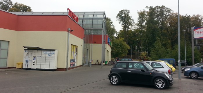 Paczkomat WSC01L przy ścianie marketu