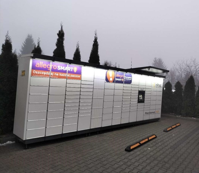 Paczkomat WSC06M na parkingu za centrum handlowym
