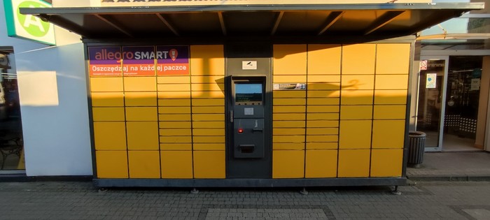 Paczkomat WSD01G przy wejściu do centrum
