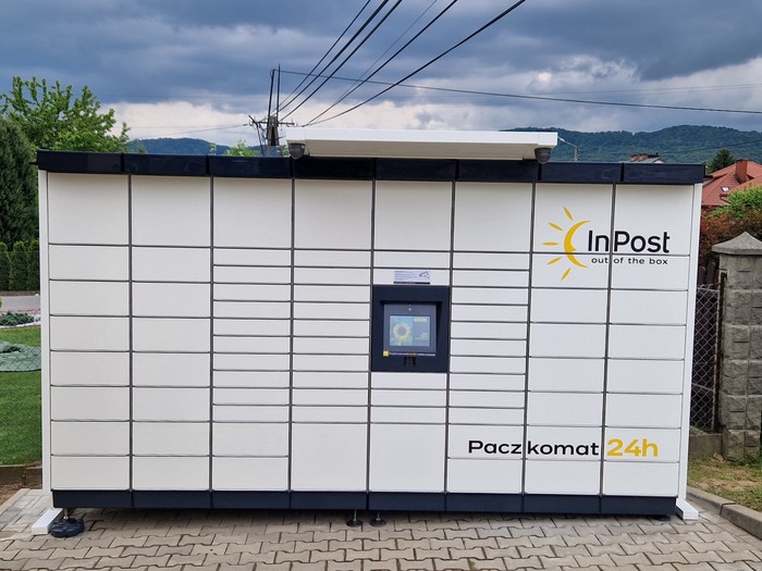 Paczkomat WSI03M Po prawej stronie od wejścia do Sklepu Zielony Koszyk