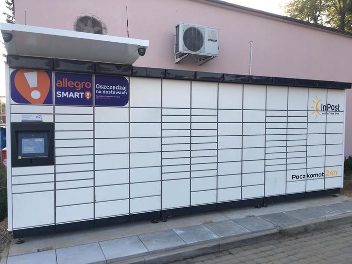 Paczkomat WSL01M Z boku sklepu