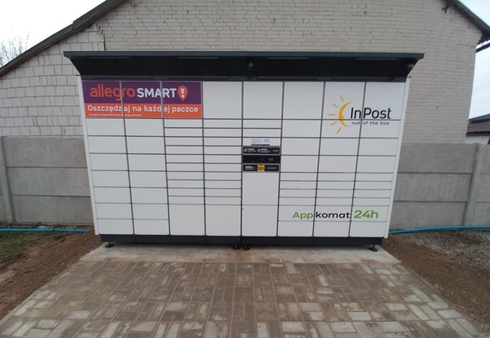 Paczkomat WSP01BAPP na parkingu przy OSP