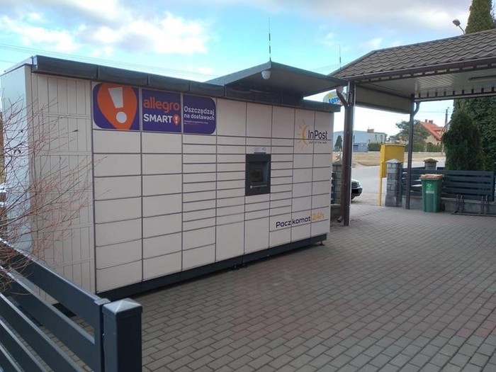 Paczkomat WST01M Przed sklepem
