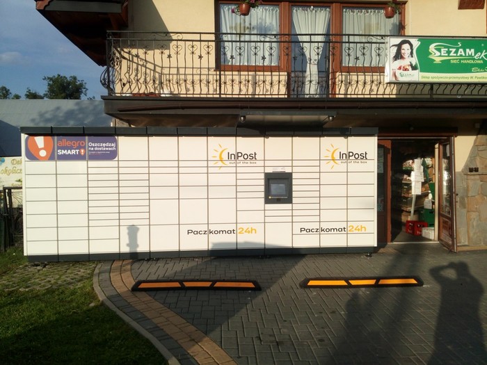 Paczkomat WTI01M przy sklepie spożywczym Sezamek