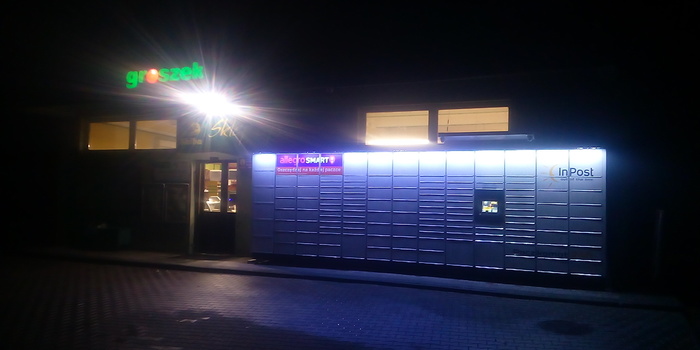 Paczkomat WTK01M obok wejścia do sklepu