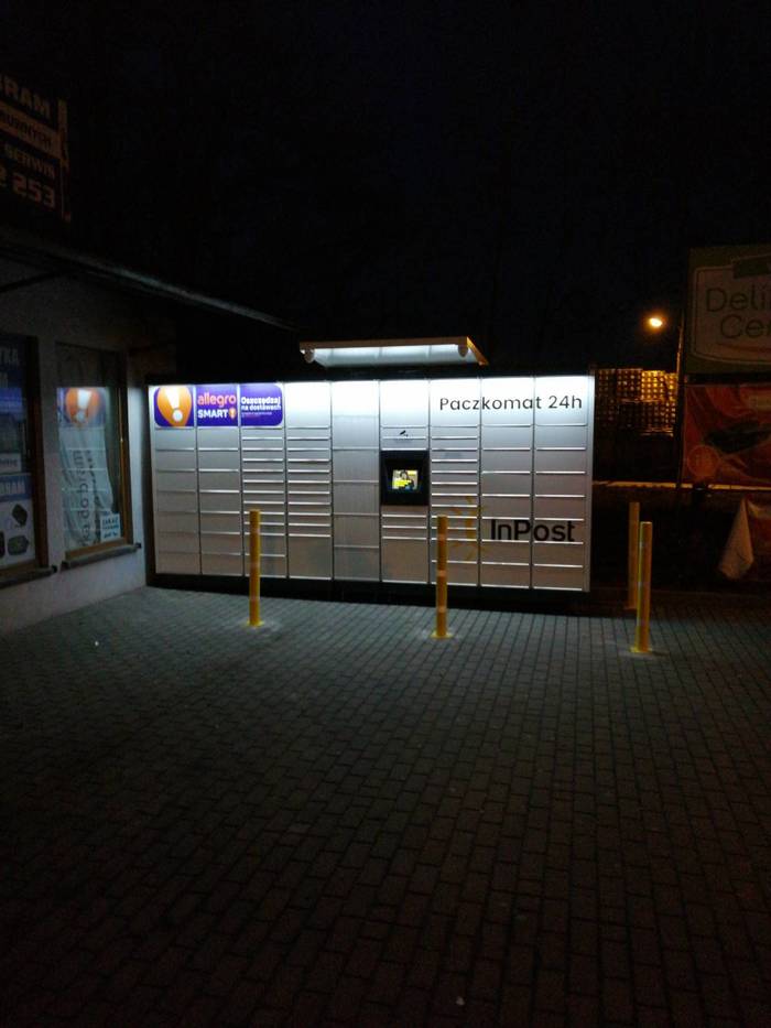 Paczkomat WUP01M przed wejściem do sklepu