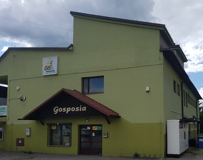 Paczkomat WUP02M po lewej stronie budynku