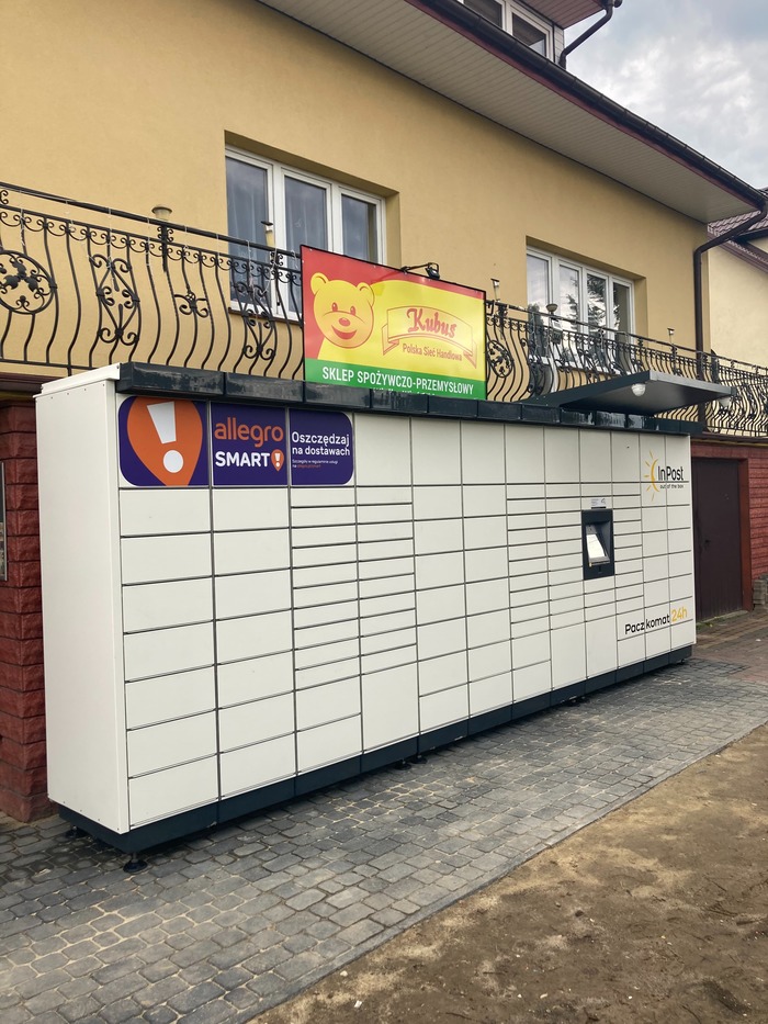 Paczkomat WVS01M Przed wejściem do sklepu Kubuś