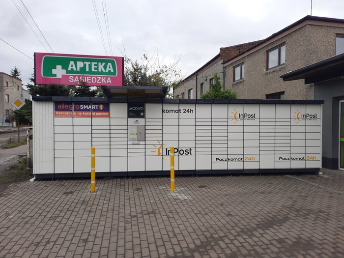 Paczkomat WWA01N obok apteki