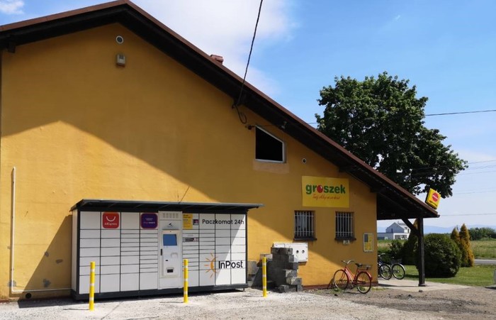 Поштомат WWL01G Boczna ściana sklepu Groszek