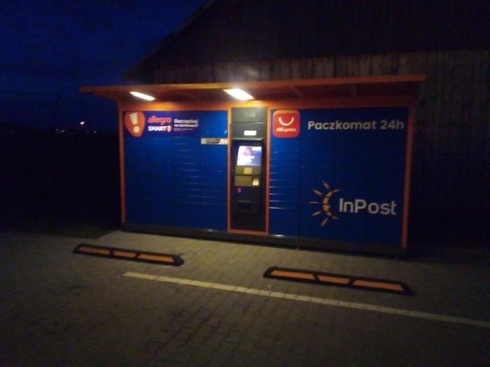 Paczkomat WWR01G przy wejściu do sklepu Euro