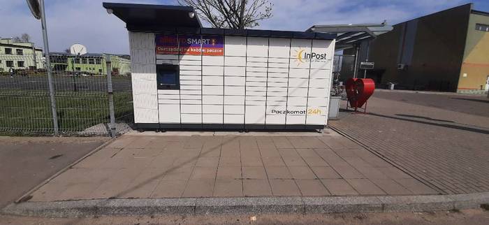 Paczkomat WWS02M Obok centrum przesiadkowego