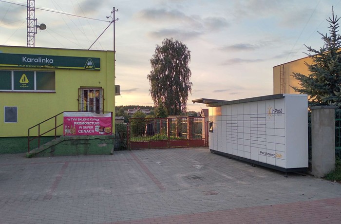 Paczkomat WWV01M Na parkingu przy sklepie Karolinka