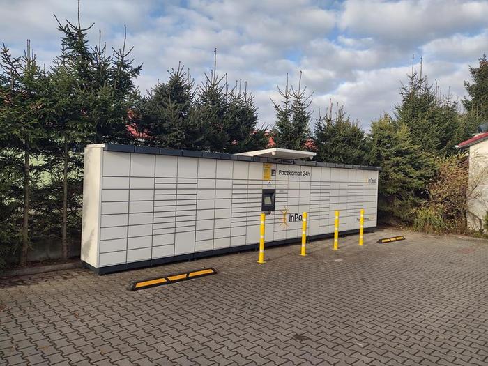 Paczkomat WWW01M Na parkingu przy DOM-LUX