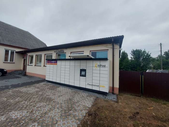 Paczkomat WWZ01M Na parkingu przy OSP Wola Wiązowa