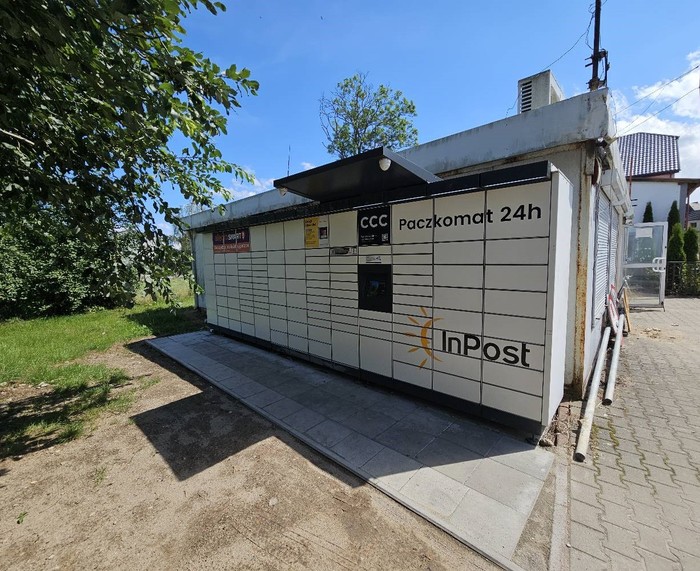 Paczkomat WXC01M Na lewej ścianie nieczynnego sklepu