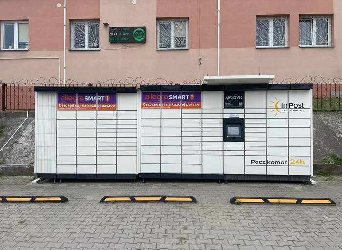 Paczkomat WXX01M Parking podurzędem gminy