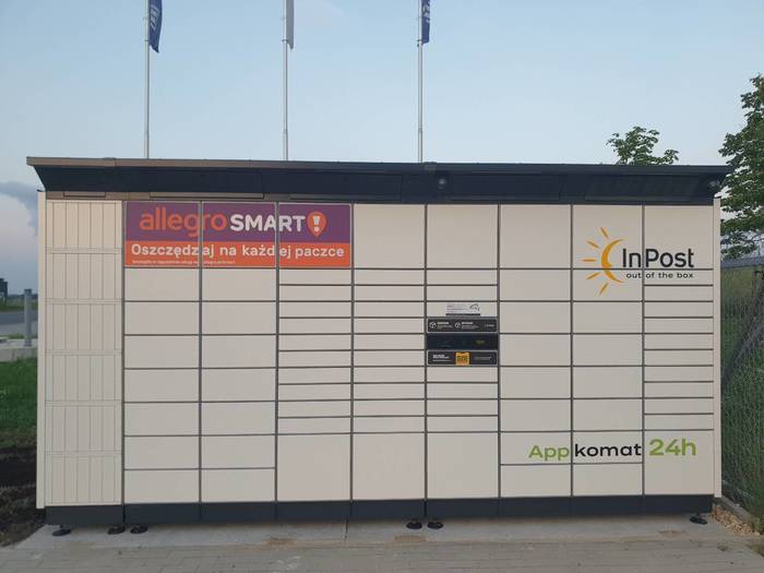 Paczkomat WYR01BAPP przy portierni oddziału kurierskiego InPost