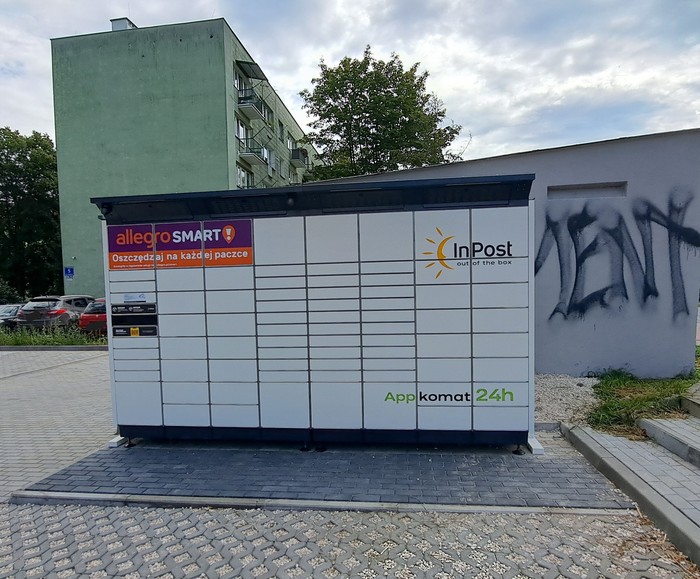 Paczkomat WYS02BAPP Przy parkingu od strony ulicy 11 Listopada