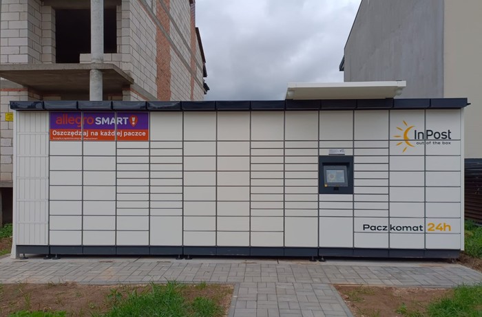 Parcel Locker WYS12M Na działce, obok budynku na Osiedlowej 15C