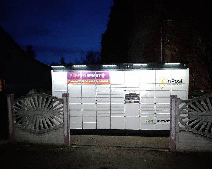 Paczkomat WYSE01BAPP W bramie posesji prywatnej