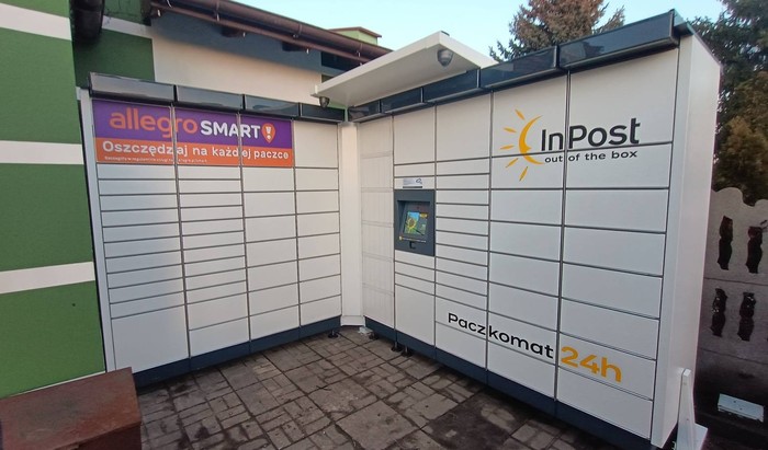 Paczkomat WZAC01M Na parkingu przy sklepie Witaj