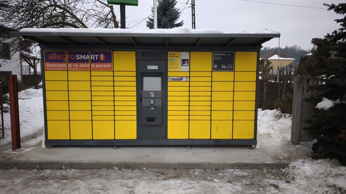 Paczkomat WZC03G Kwiaciarnia Wierzawice, boczny parking