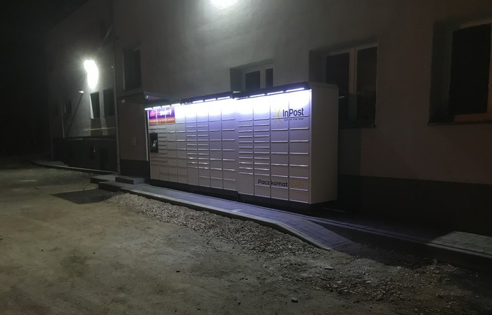 Paczkomat WZI01M Z tyłu budynku OSP