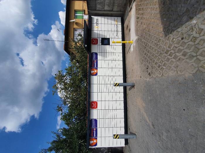 Paczkomat WZM03M parking sklepu Mila