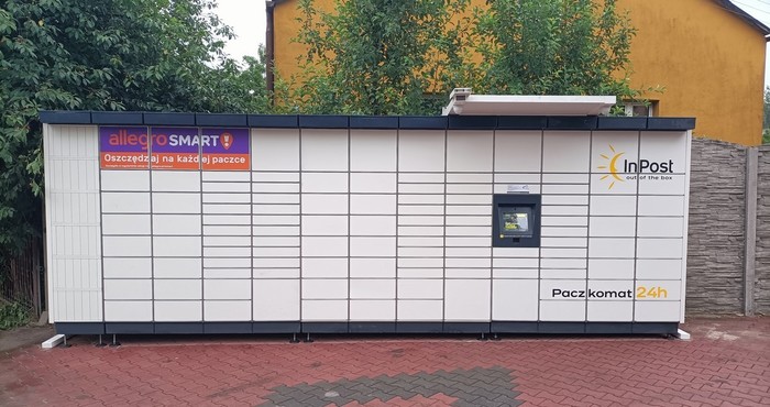 Paczkomat WZZ01M Na parkingu przy Delikatesach
