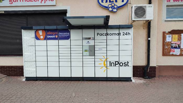 Paczkomat XAD01N Przy wejściu