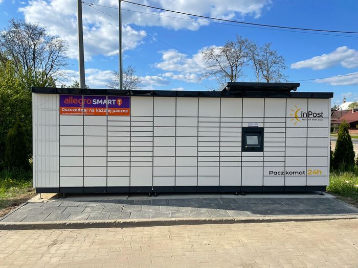 Поштомат XAG01M Na parkingu przy sklepie