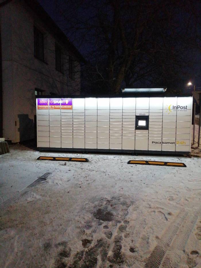 Paczkomat XAL01M na parkingu remizy OSP