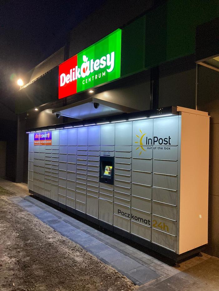 Paczkomat XAZ01M z boku od wejścia