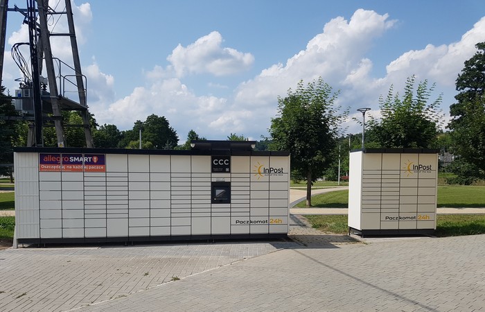 Paczkomat XBA01M Z lewej strony sklepu