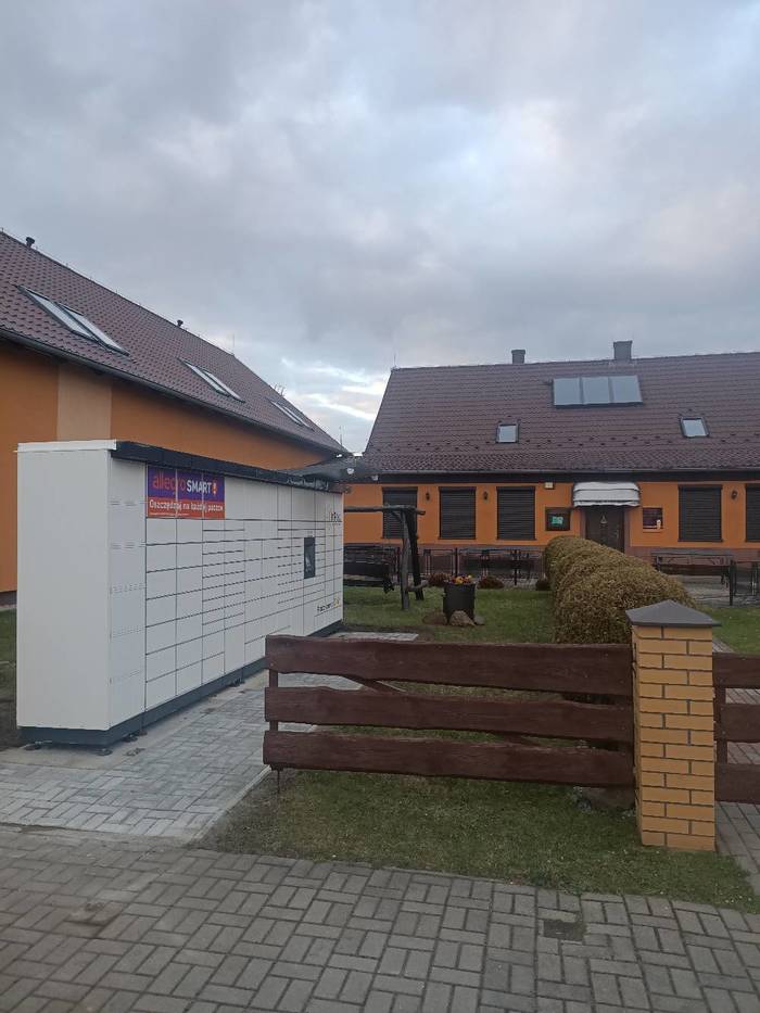 Parcel Locker XBC01M Obok Restauracji