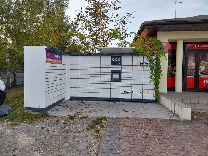 Paczkomat XBK01M parking przy sklepie spożywczym