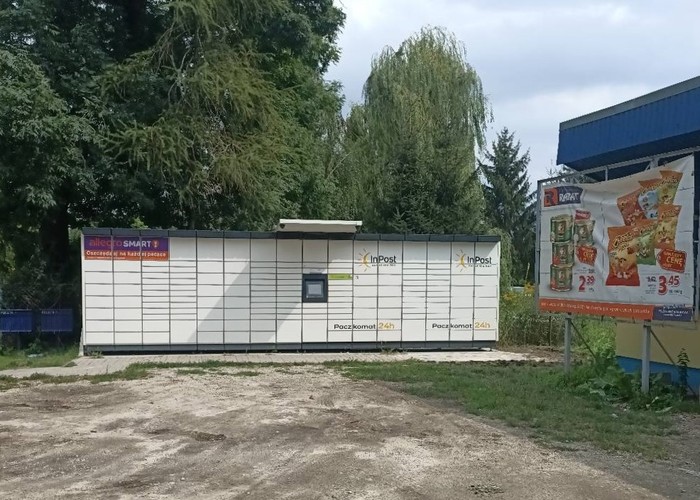 Поштомат XBR01M Przed sklepem wzdłuż płotu