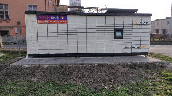 Paczkomat XBX01M Obok przystanku autobusowego