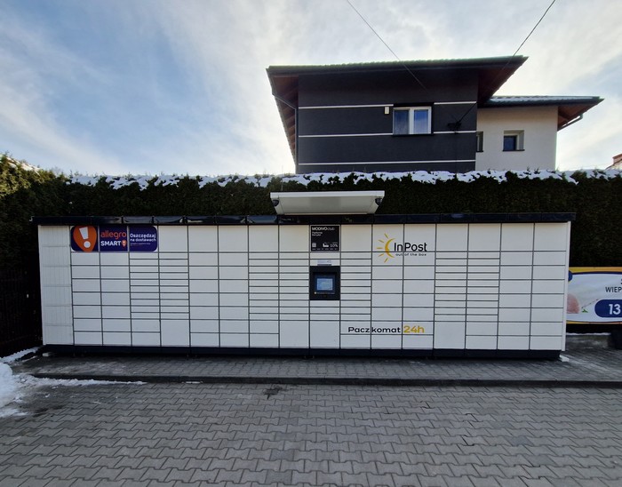 Paczkomat XCW01M Parking sklepu Euro po lewej stronie