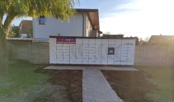 Paczkomat XDB01M Przed sklepem spożywczym